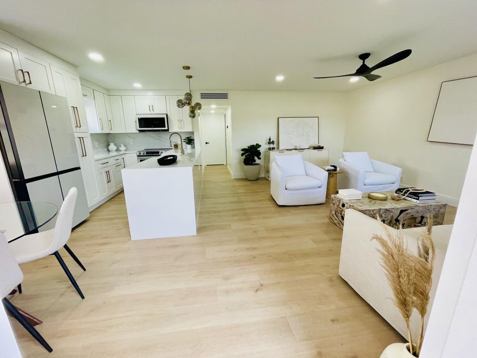 For Sale: $229,999 (2 beds, 2 baths, 988 Square Feet)