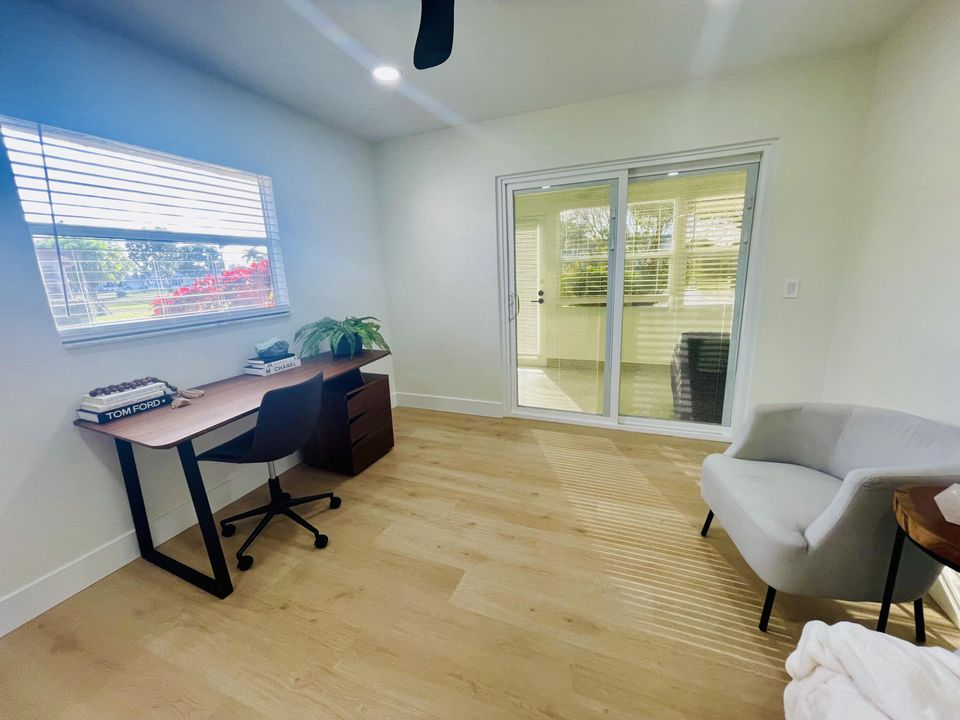 For Sale: $229,999 (2 beds, 2 baths, 988 Square Feet)