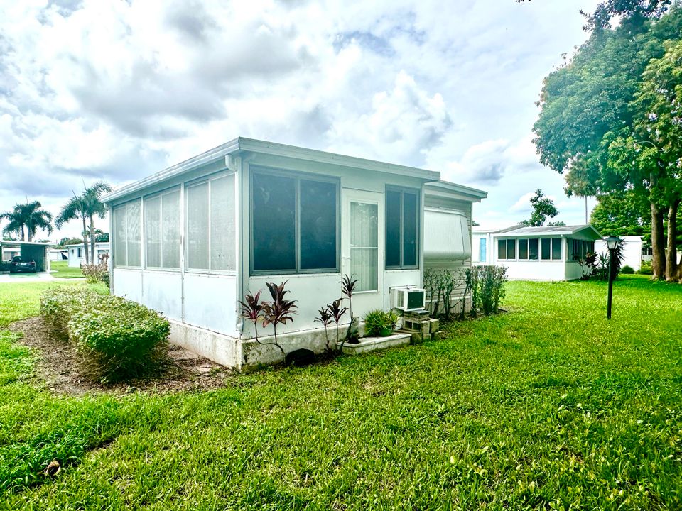 For Sale: $115,000 (2 beds, 2 baths, 818 Square Feet)