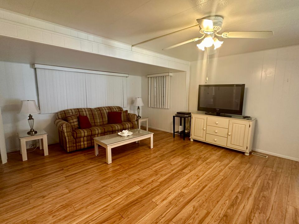 For Sale: $115,000 (2 beds, 2 baths, 818 Square Feet)