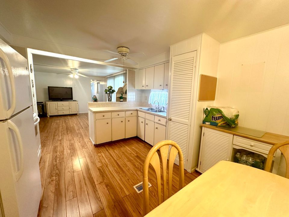 For Sale: $115,000 (2 beds, 2 baths, 818 Square Feet)