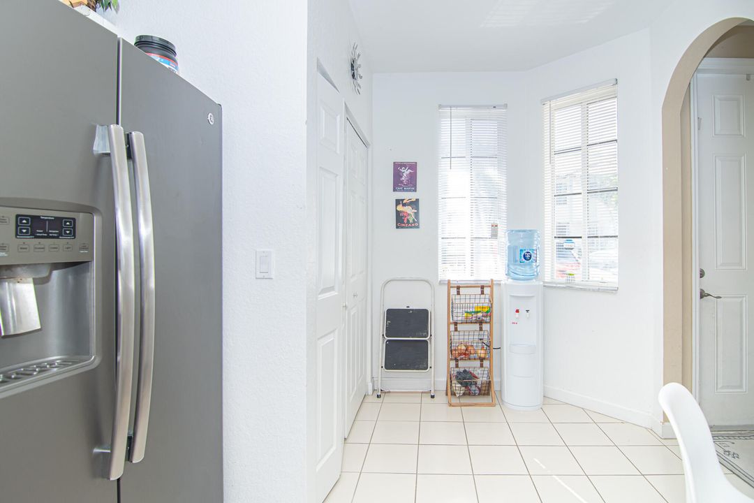 For Sale: $307,000 (2 beds, 2 baths, 1221 Square Feet)