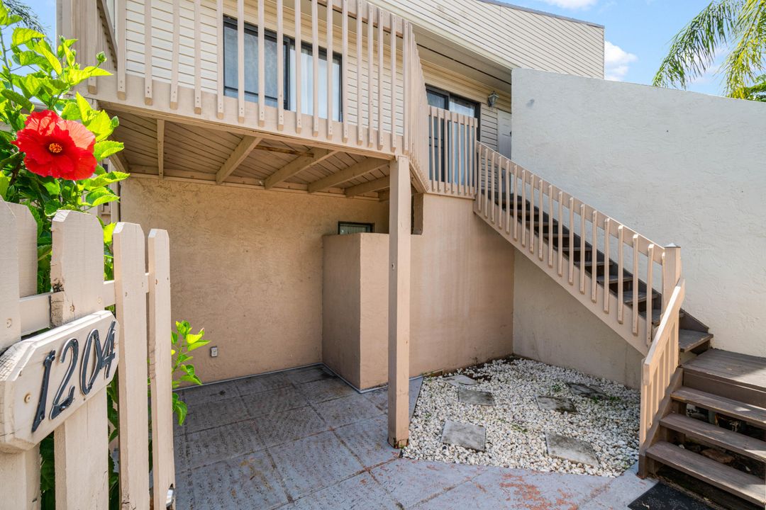 Active With Contract: $2,150 (2 beds, 2 baths, 800 Square Feet)