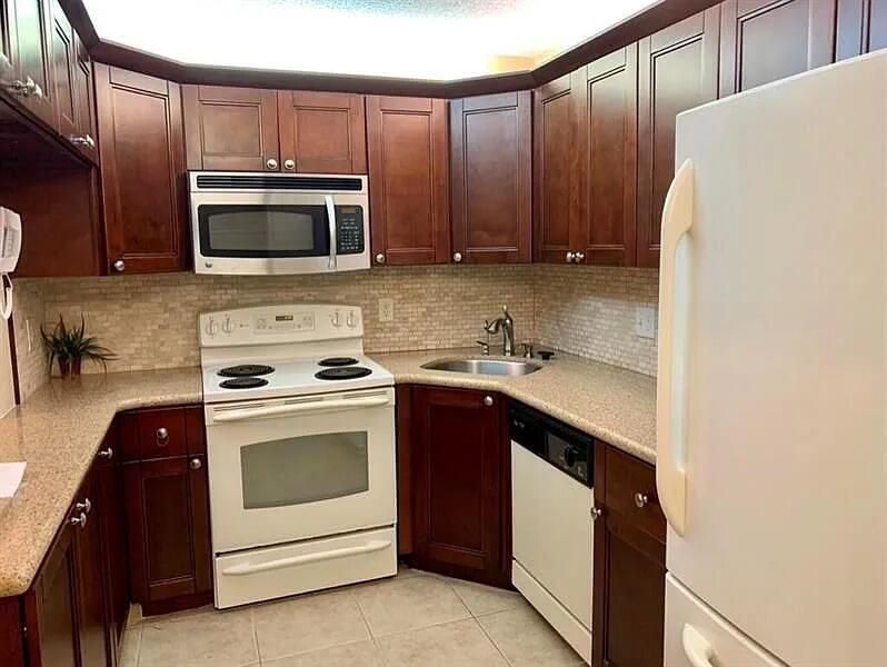 For Rent: $2,000 (2 beds, 2 baths, 1115 Square Feet)