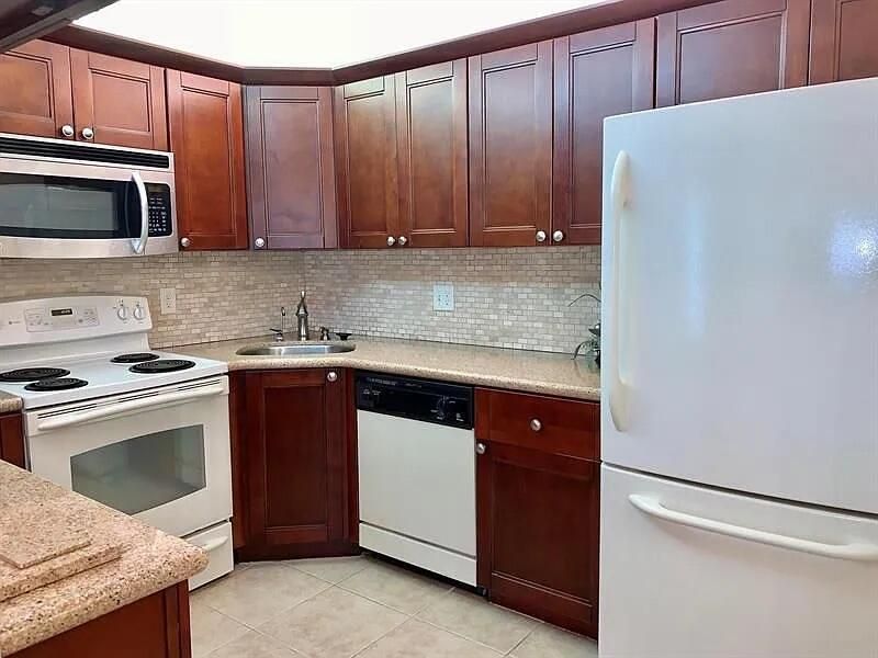 For Rent: $2,000 (2 beds, 2 baths, 1115 Square Feet)