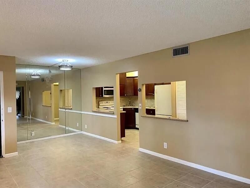 For Rent: $2,000 (2 beds, 2 baths, 1115 Square Feet)