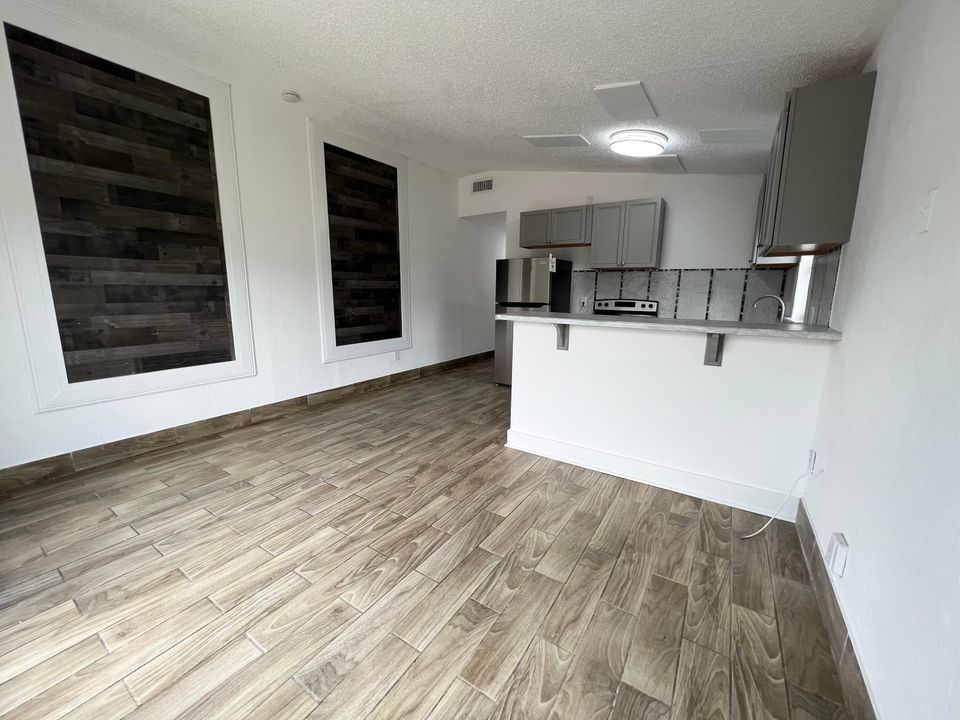 For Rent: $2,300 (3 beds, 1 baths, 960 Square Feet)