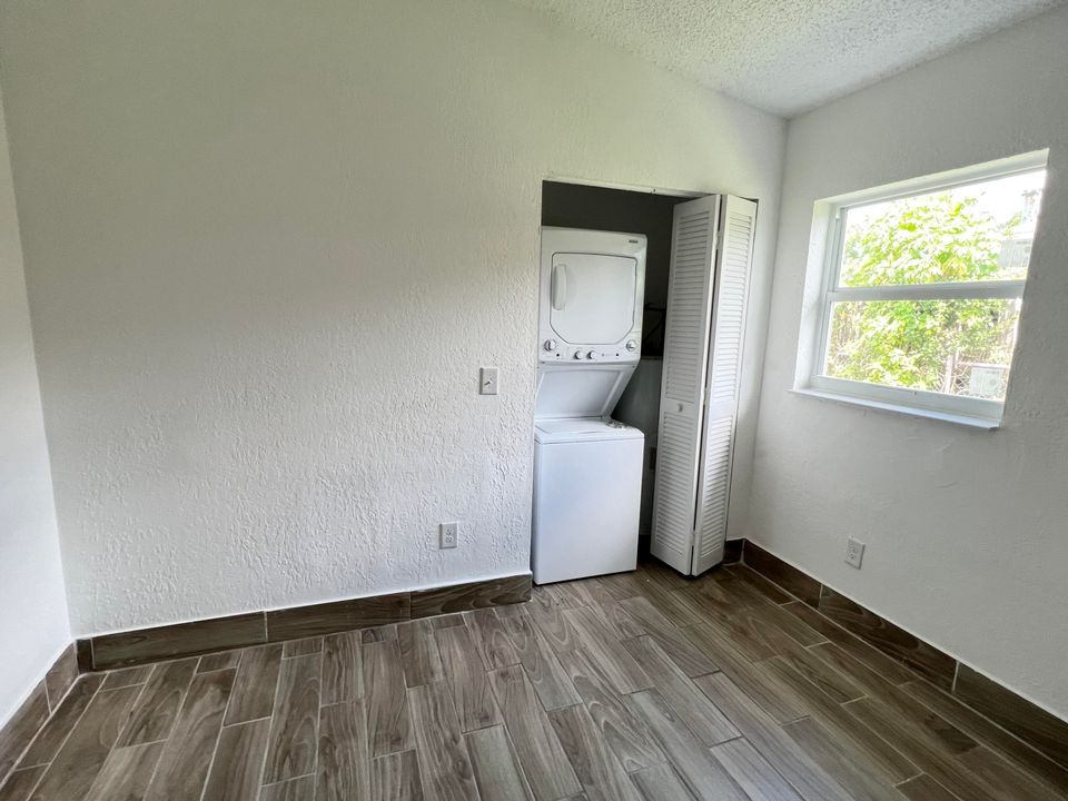 For Rent: $2,300 (3 beds, 1 baths, 960 Square Feet)