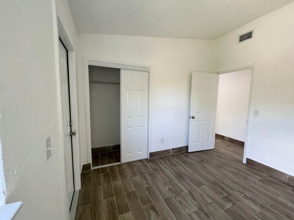 For Rent: $2,300 (3 beds, 1 baths, 960 Square Feet)