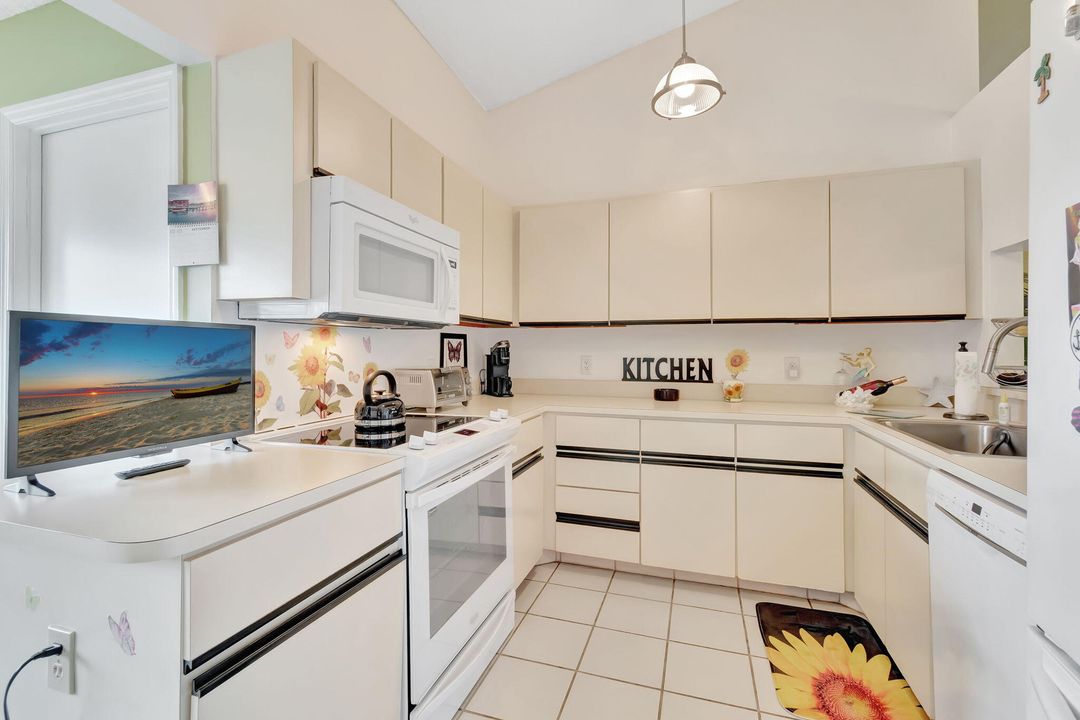 For Sale: $359,900 (2 beds, 2 baths, 1314 Square Feet)