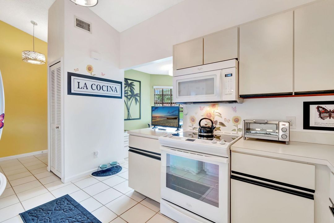 For Sale: $359,900 (2 beds, 2 baths, 1314 Square Feet)