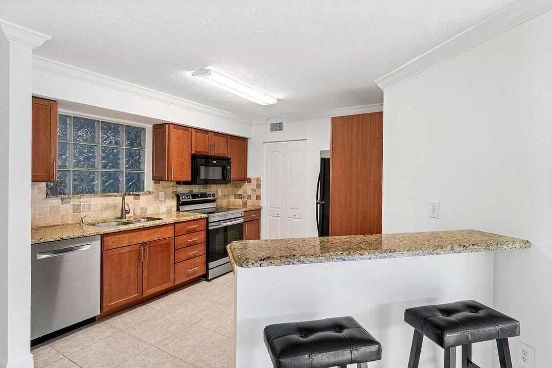 For Sale: $269,900 (2 beds, 2 baths, 1088 Square Feet)