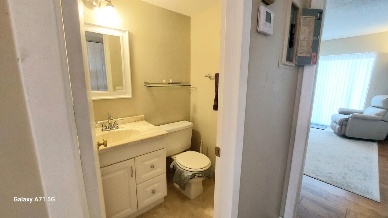 For Sale: $160,000 (1 beds, 1 baths, 738 Square Feet)