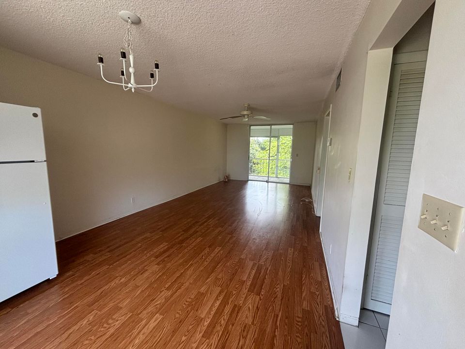 For Rent: $1,600 (1 beds, 1 baths, 720 Square Feet)