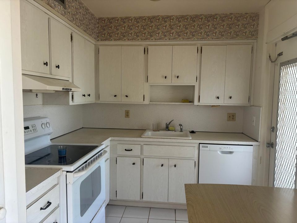 For Rent: $1,600 (1 beds, 1 baths, 720 Square Feet)