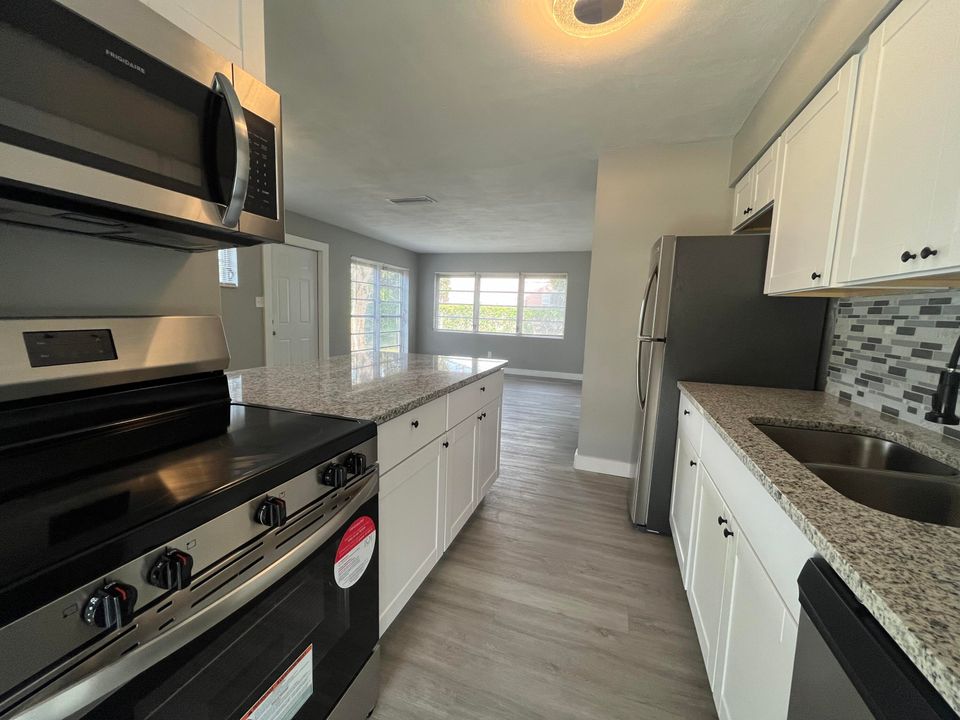 For Sale: $274,900 (3 beds, 1 baths, 936 Square Feet)