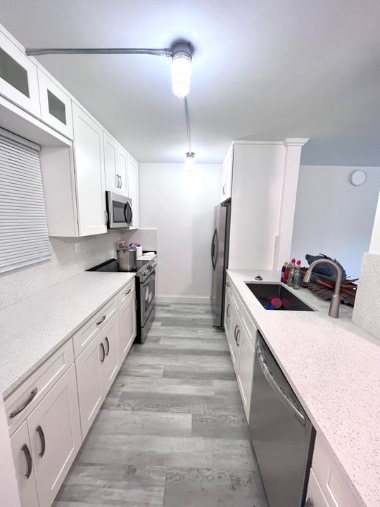 For Rent: $2,850 (2 beds, 2 baths, 957 Square Feet)