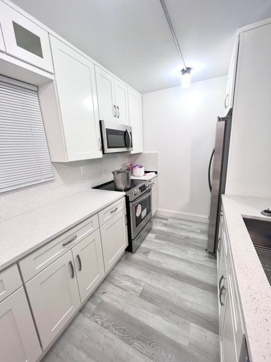 For Rent: $2,850 (2 beds, 2 baths, 957 Square Feet)