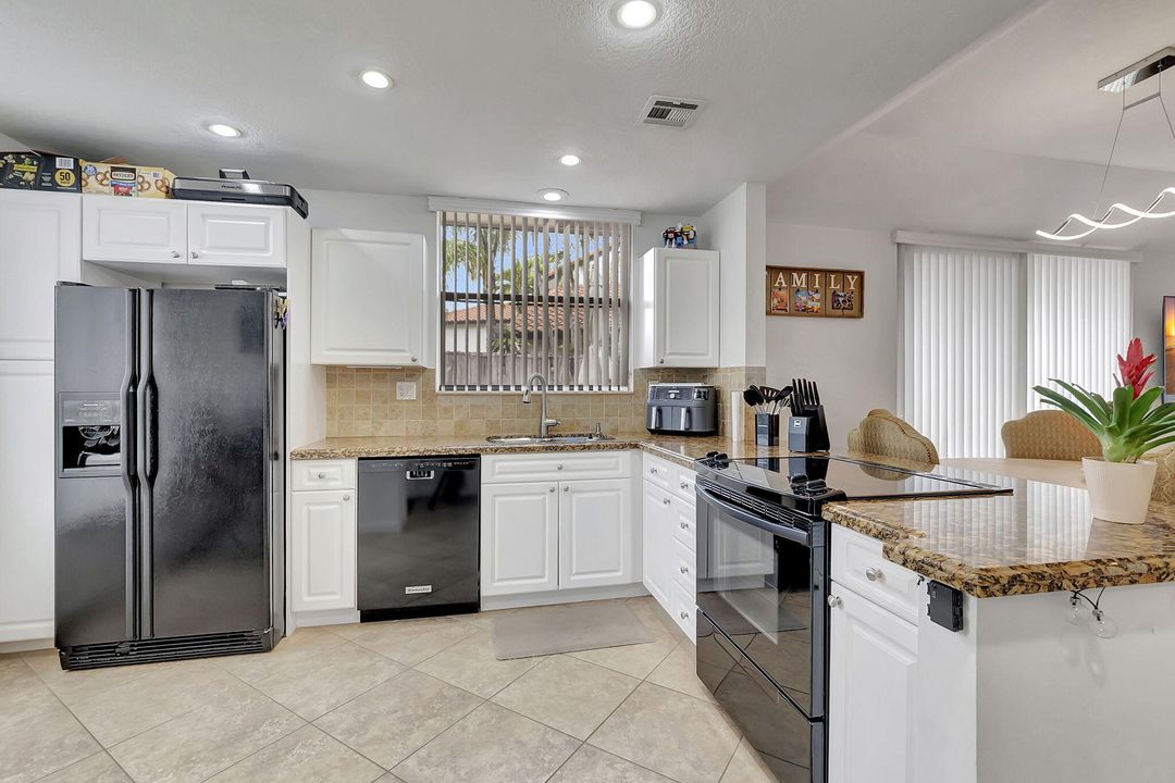 For Sale: $399,000 (2 beds, 2 baths, 1108 Square Feet)