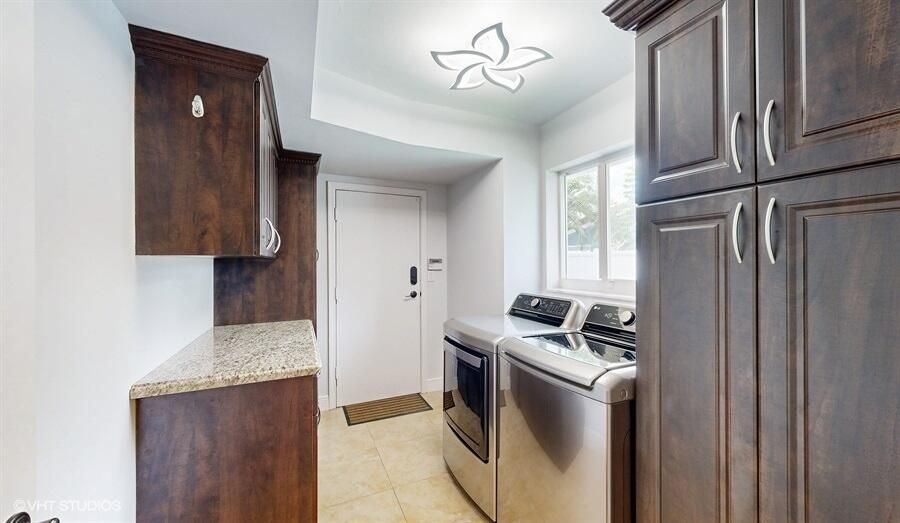 For Sale: $859,000 (2 beds, 2 baths, 1385 Square Feet)