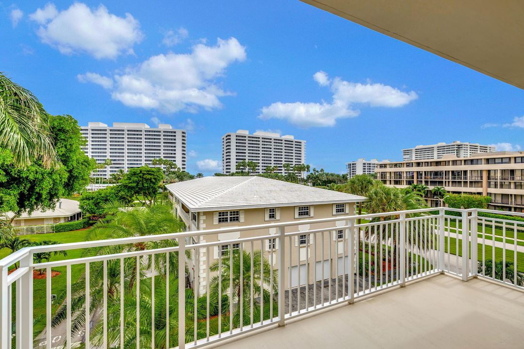 For Sale: $995,000 (3 beds, 2 baths, 2275 Square Feet)