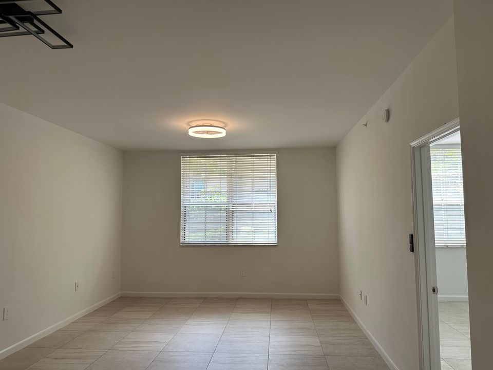 For Rent: $2,250 (1 beds, 1 baths, 756 Square Feet)