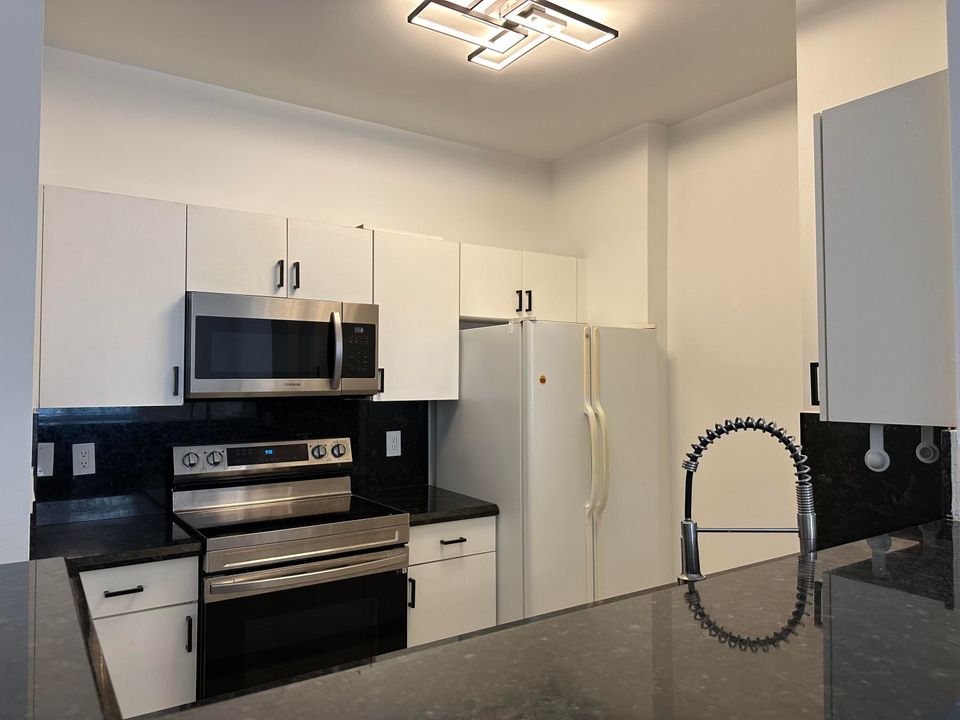 For Rent: $2,250 (1 beds, 1 baths, 756 Square Feet)