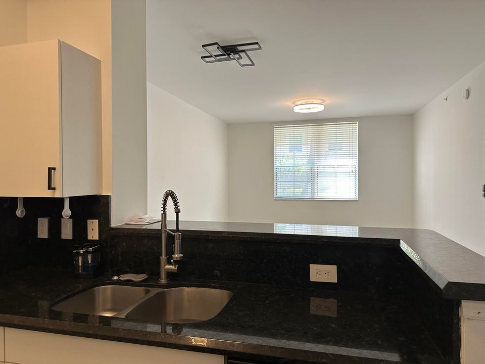 For Rent: $2,250 (1 beds, 1 baths, 756 Square Feet)