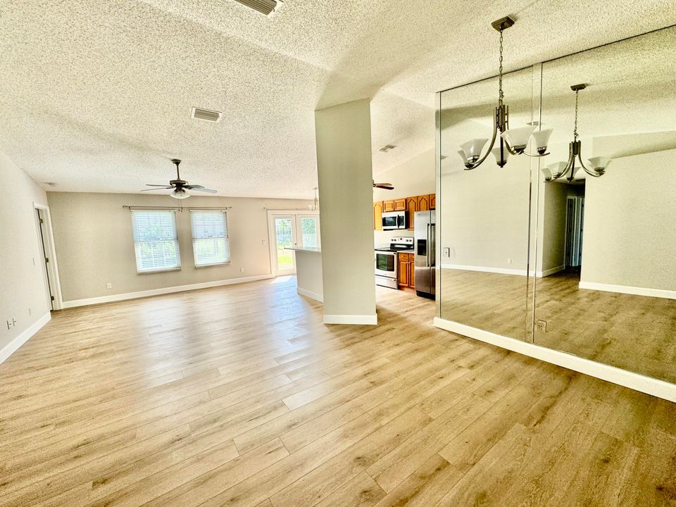 For Sale: $349,900 (3 beds, 2 baths, 1387 Square Feet)