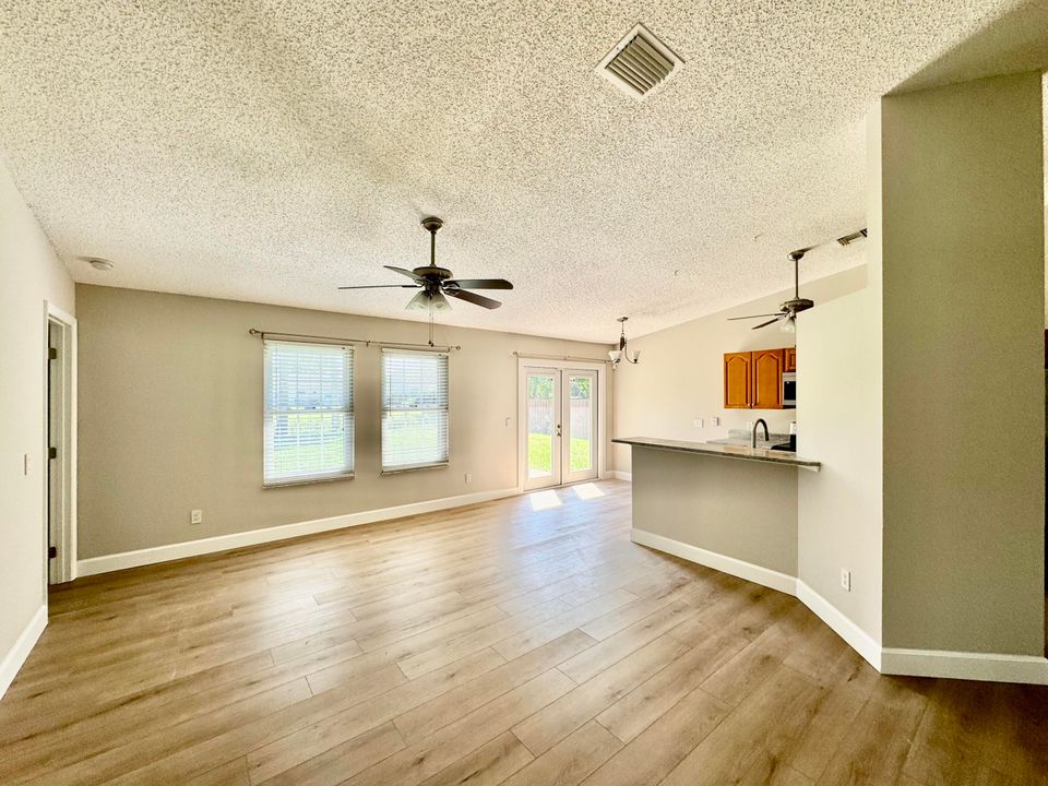 For Sale: $349,900 (3 beds, 2 baths, 1387 Square Feet)