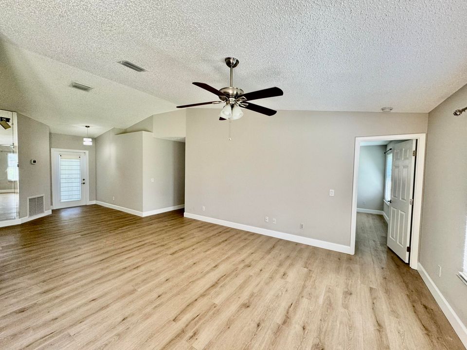 For Sale: $349,900 (3 beds, 2 baths, 1387 Square Feet)