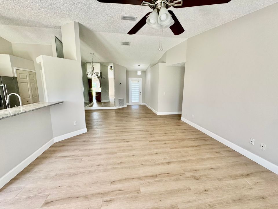 For Sale: $349,900 (3 beds, 2 baths, 1387 Square Feet)