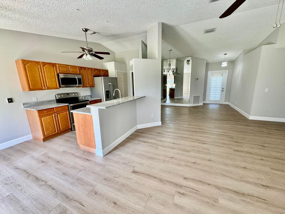 For Sale: $349,900 (3 beds, 2 baths, 1387 Square Feet)