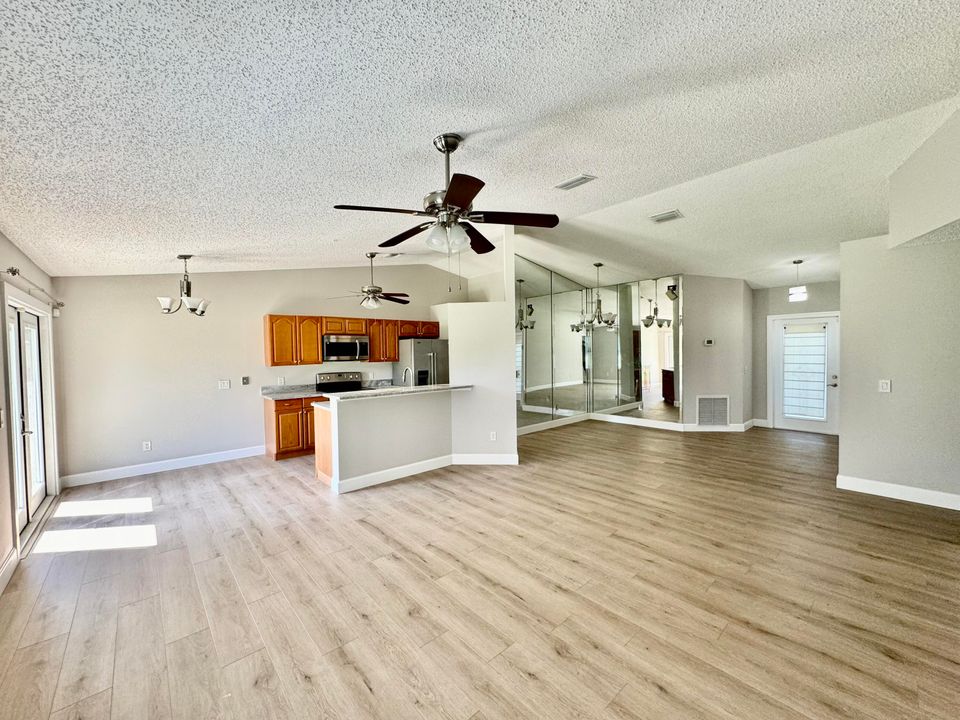 For Sale: $349,900 (3 beds, 2 baths, 1387 Square Feet)