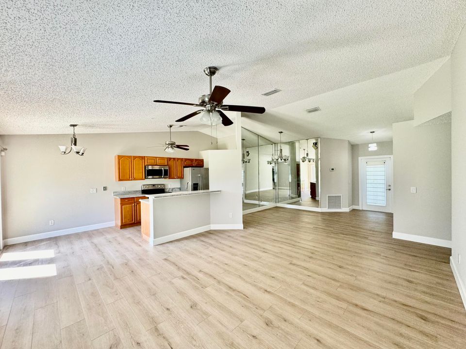 For Sale: $349,900 (3 beds, 2 baths, 1387 Square Feet)