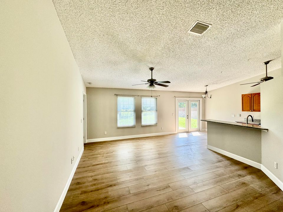 For Sale: $349,900 (3 beds, 2 baths, 1387 Square Feet)