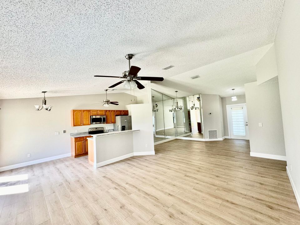 For Sale: $349,900 (3 beds, 2 baths, 1387 Square Feet)