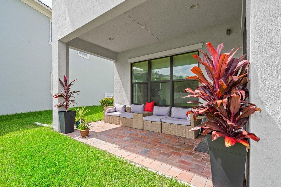 En Venta: $799,900 (3 camas, 2 baños, 2210 Pies cuadrados)