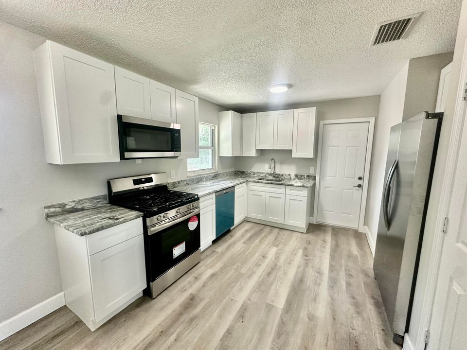 For Sale: $274,900 (3 beds, 1 baths, 1362 Square Feet)