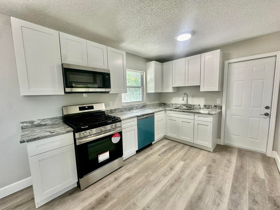 For Sale: $274,900 (3 beds, 1 baths, 1362 Square Feet)