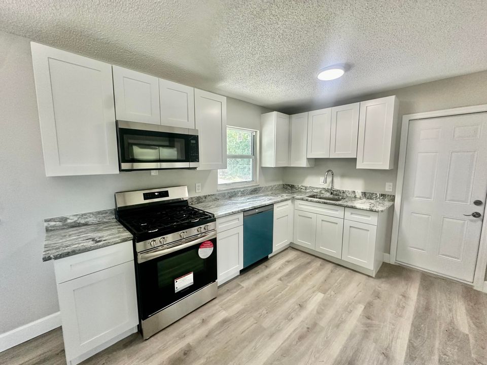 For Sale: $274,900 (3 beds, 1 baths, 1362 Square Feet)