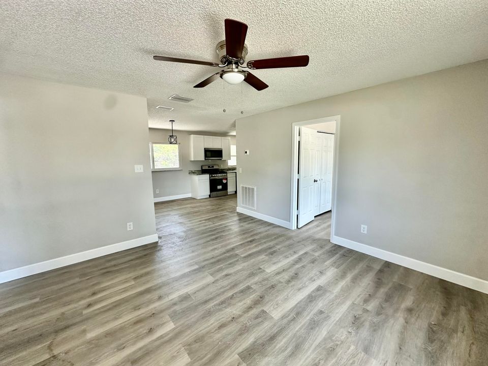 For Sale: $274,900 (3 beds, 1 baths, 1362 Square Feet)