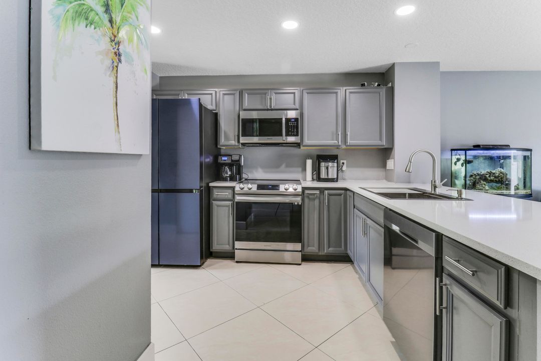 For Sale: $300,000 (2 beds, 2 baths, 1296 Square Feet)