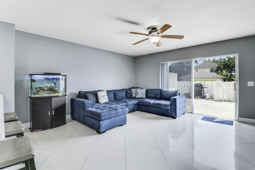 For Sale: $300,000 (2 beds, 2 baths, 1296 Square Feet)