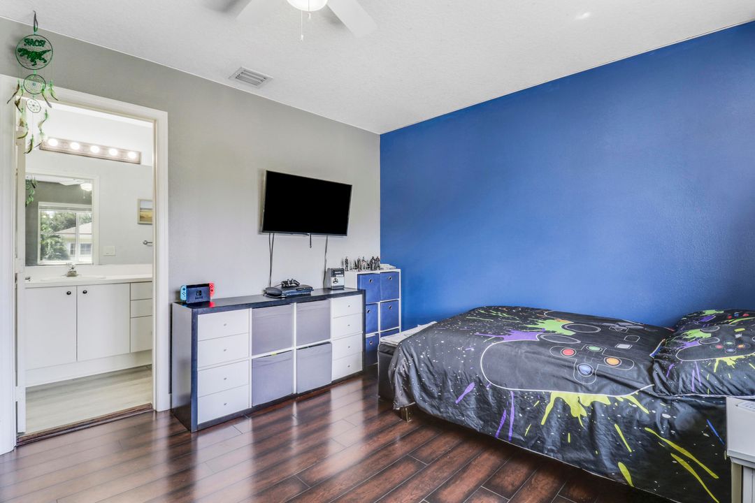 For Sale: $300,000 (2 beds, 2 baths, 1296 Square Feet)