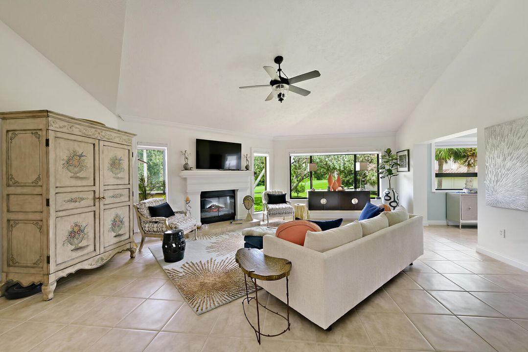 For Sale: $499,900 (2 beds, 2 baths, 2284 Square Feet)