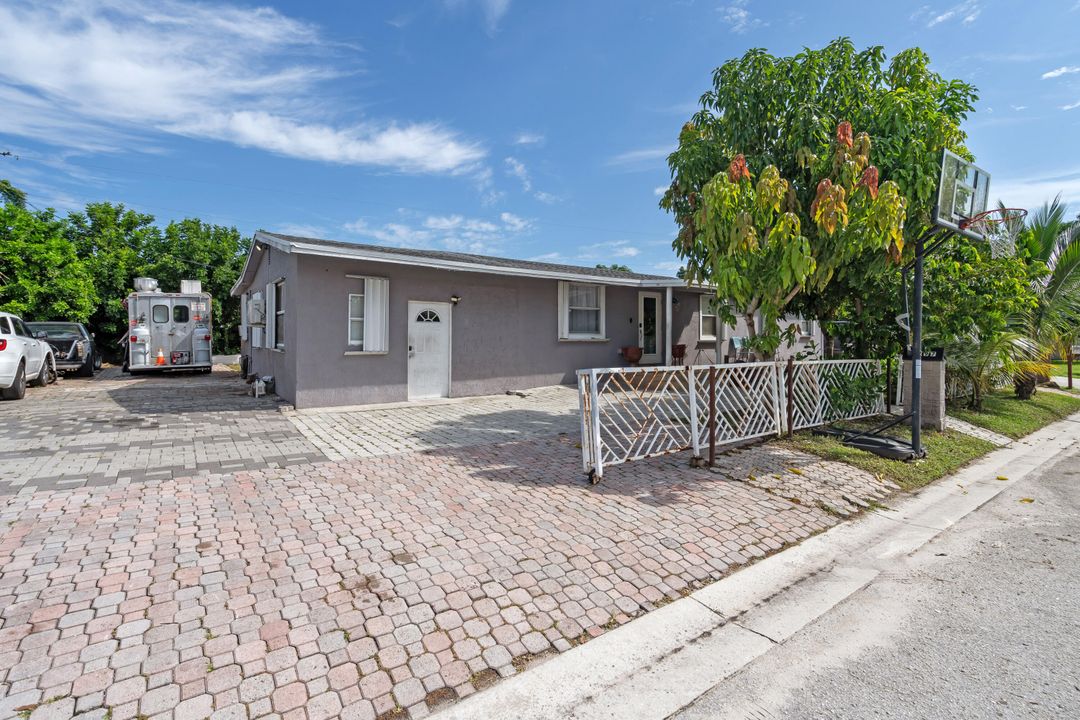 For Sale: $550,000 (3 beds, 3 baths, 1911 Square Feet)