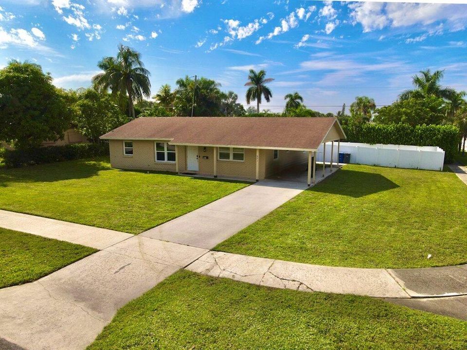 For Sale: $440,000 (3 beds, 2 baths, 1305 Square Feet)