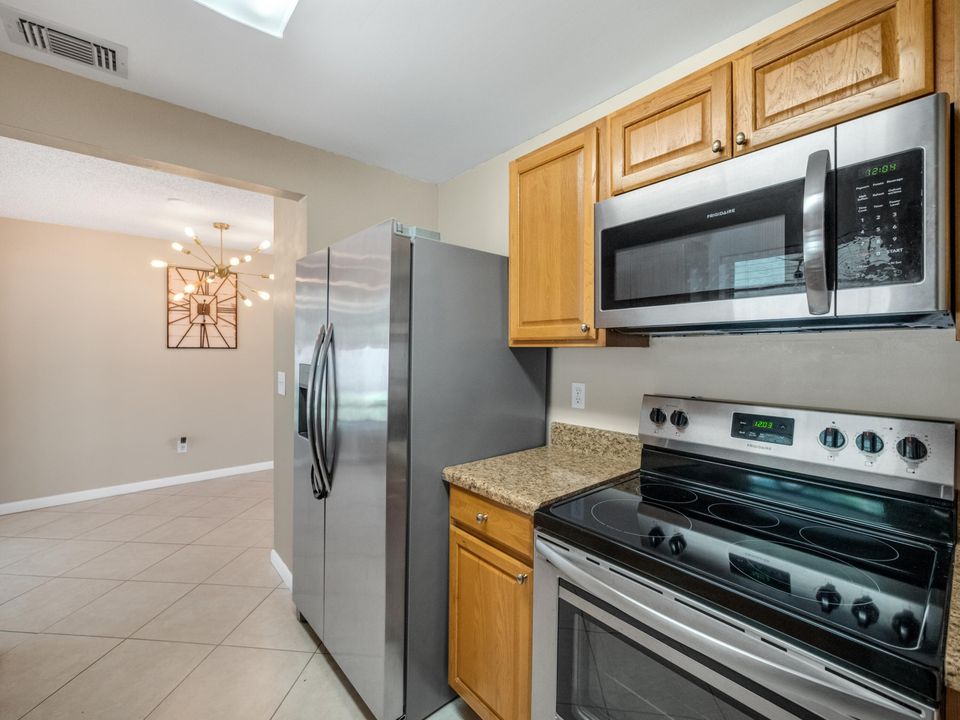 For Sale: $329,000 (2 beds, 2 baths, 1026 Square Feet)