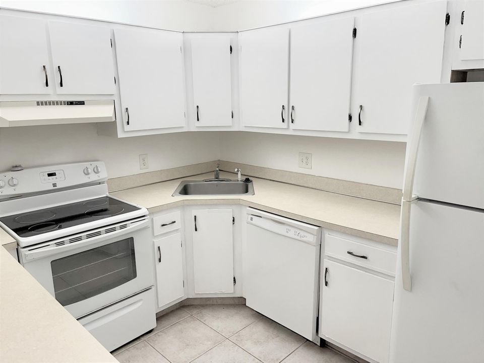 Active With Contract: $1,950 (2 beds, 2 baths, 1115 Square Feet)